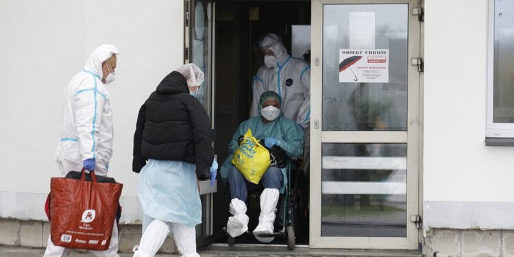 16.10.2020 Starachowice. Szpital. Koronawirus. Pogotowie / Jarosław Kubalski / Radio Kielce