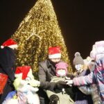 06.12.2020 Kielce. Włączenie iluminacji choinki na Rynku. Dokonały tego dzieci wraz z prezydentem Bogdanem Wentą / Jarosław Kubalski / Radio Kielce