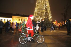 06.12.2020 Kielce. Włączenie iluminacji choinki na Rynku / Jarosław Kubalski / Radio Kielce