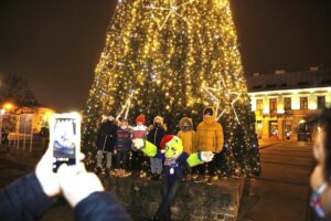 06.12.2020 Kielce. Włączenie iluminacji choinki na Rynku / Jarosław Kubalski / Radio Kielce