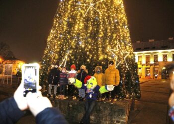 06.12.2020 Kielce. Włączenie iluminacji choinki na Rynku / Jarosław Kubalski / Radio Kielce