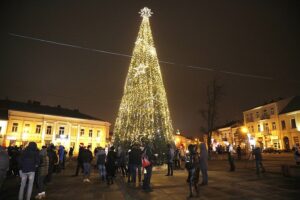 06.12.2020 Kielce. Włączenie iluminacji choinki na Rynku / Jarosław Kubalski / Radio Kielce