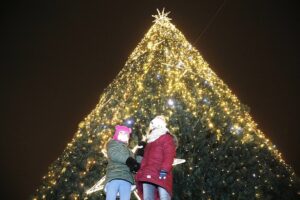 06.12.2020 Kielce. Włączenie iluminacji choinki na Rynku / Jarosław Kubalski / Radio Kielce