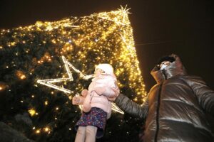 06.12.2020 Kielce. Włączenie iluminacji choinki na Rynku / Jarosław Kubalski / Radio Kielce