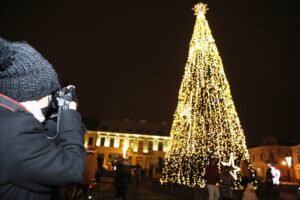 06.12.2020 Kielce. Włączenie iluminacji choinki na Rynku / Jarosław Kubalski / Radio Kielce