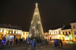 06.12.2020 Kielce. Włączenie iluminacji choinki na Rynku / Jarosław Kubalski / Radio Kielce