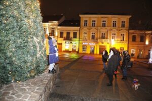 06.12.2020 Kielce. Włączenie iluminacji choinki na Rynku / Jarosław Kubalski / Radio Kielce