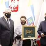 07.12.2020 Kielce. Świętokrzyskie Nagrody Kultury. Od lewej: marszałek Andrzej Bętkowski, Ludmiła Worobec-Witek i przewodniczący sejmiku Andrzej Pruś / Jarosław Kubalski / Radio Kielce