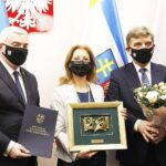 07.12.2020 Kielce. Świętokrzyskie Nagrody Kultury. Od lewej: marszałek Andrzej Bętkowski, Małgorzata Kowalska i przewodniczący sejmiku Andrzej Pruś / Jarosław Kubalski / Radio Kielce