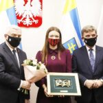 07.12.2020 Kielce. Świętokrzyskie Nagrody Kultury. Od lewej: marszałek Andrzej Bętkowski, Karolina Magdalena Kozieł i przewodniczący sejmiku Andrzej Pruś / Jarosław Kubalski / Radio Kielce