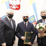 07.12.2020 Kielce. Świętokrzyskie Nagrody Kultury. Od lewej: marszałek Andrzej Bętkowski, Jerzy Krzemiński i przewodniczący sejmiku Andrzej Pruś / Jarosław Kubalski / Radio Kielce