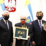 07.12.2020 Kielce. Świętokrzyskie Nagrody Kultury. Od lewej: marszałek Andrzej Bętkowski, Jerzy Osiecki i przewodniczący sejmiku Andrzej Pruś / Jarosław Kubalski / Radio Kielce