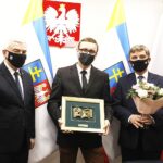 07.12.2020 Kielce. Świętokrzyskie Nagrody Kultury. Od lewej: marszałek Andrzej Bętkowski, Andrzej Paździerz i przewodniczący sejmiku Andrzej Pruś / Jarosław Kubalski / Radio Kielce