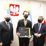 07.12.2020 Kielce. Świętokrzyskie Nagrody Kultury. Od lewej: marszałek Andrzej Bętkowski, Marcel Sabat i przewodniczący sejmiku Andrzej Pruś / Jarosław Kubalski / Radio Kielce
