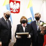 07.12.2020 Kielce. Świętokrzyskie Nagrody Kultury. Od lewej: marszałek Andrzej Bętkowski, Kazimiera Zapałowa i przewodniczący sejmiku Andrzej Pruś / Jarosław Kubalski / Radio Kielce