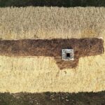 08.12.2020 Tokarnia. Park etnograficzny. Nowa strzecha na chałupie przy zagrodzie z Okołu / Jarosław Kubalski / Radio Kielce