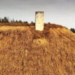 08.12.2020 Tokarnia. Park etnograficzny. Nowa strzecha na chałupie przy zagrodzie z Okołu / Jarosław Kubalski / Radio Kielce