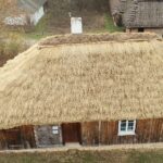 08.12.2020 Tokarnia. Park etnograficzny. Nowa strzecha na chałupie przy zagrodzie z Okołu / Jarosław Kubalski / Radio Kielce