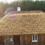 08.12.2020 Tokarnia. Park etnograficzny. Nowa strzecha na chałupie przy zagrodzie z Okołu / Jarosław Kubalski / Radio Kielce