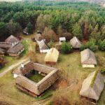 08.12.2020 Tokarnia. Park etnograficzny. Nowa strzecha na chałupie przy zagrodzie z Okołu / Jarosław Kubalski / Radio Kielce