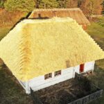 08.12.2020 Tokarnia. Park etnograficzny. Nowa strzecha na chałupie zagrody ze Złotnik / Jarosław Kubalski / Radio Kielce