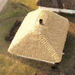 08.12.2020 Tokarnia. Park etnograficzny. Nowa strzecha na chałupie zagrody ze Złotnik / Jarosław Kubalski / Radio Kielce