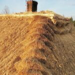 08.12.2020 Tokarnia. Park etnograficzny. Nowa strzecha na chałupie zagrody ze Złotnik / Jarosław Kubalski / Radio Kielce