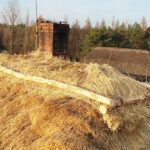 08.12.2020 Tokarnia. Park etnograficzny. Nowa strzecha na chałupie zagrody ze Złotnik / Jarosław Kubalski / Radio Kielce