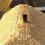 08.12.2020 Tokarnia. Park etnograficzny. Nowa strzecha na chałupie zagrody ze Złotnik / Jarosław Kubalski / Radio Kielce