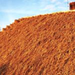 08.12.2020 Tokarnia. Park etnograficzny. Nowa strzecha na chałupie zagrody ze Złotnik / Jarosław Kubalski / Radio Kielce