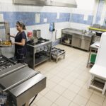 09.12.2020 Kielce. Szkoła Podstawowa nr 13. Wyremontowana stołówka i kuchnia / Jarosław Kubalski / Radio Kielce