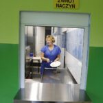 09.12.2020 Kielce. Szkoła Podstawowa nr 13. Wyremontowana stołówka i kuchnia / Jarosław Kubalski / Radio Kielce