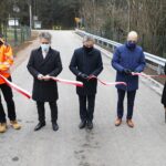 16.12.2020 Zagnańsk. Otwarcie wyremontowanej ulicy Zacisze. Od lewej: Przemysław Pypeć - firma TRAKT, senator Krzysztof Słoń, wojewoda Zbigniew Koniusz, wójt Zagnańska Wojciech Ślefarski i radna Grażyna Wawszczak / Jarosław Kubalski / Radio Kielce