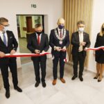 16.12.2020 Zagnańsk. Otwarcie wyremontowanej sali ślubów. Na zdjęciu (od lewej): Paweł Cieślak - zastępca kierownika USC, Zbigniew Koniusz - wojewoda świętokrzyski, Wojciech Ślefarski - wójt Zagnańska, senator Krzysztof Słoń i Edyta Wiech - kierownik USC  / Jarosław Kubalski / Radio Kielce