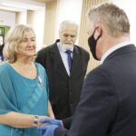 16.12.2020 Zagnańsk. Otwarcie wyremontowanej sali ślubów. Medale z okazji 50-lecia pożycia małżeńskiego wręczył wojewoda Zbigniew Koniusz. Państwo Danuta i Ryszard Góreccy / Jarosław Kubalski / Radio Kielce