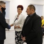 16.12.2020 Zagnańsk. Otwarcie wyremontowanej sali ślubów. Medale z okazji 50-lecia pożycia małżeńskiego wręczył wojewoda Zbigniew Koniusz. Państwo Wanda i Marian Hyb / Jarosław Kubalski / Radio Kielce