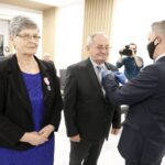 16.12.2020 Zagnańsk. Otwarcie wyremontowanej sali ślubów. Medale z okazji 50-lecia pożycia małżeńskiego wręczył wojewoda Zbigniew Koniusz. Państwo Zofia i Jan Tokar / Jarosław Kubalski / Radio Kielce