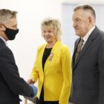 16.12.2020 Zagnańsk. Otwarcie wyremontowanej sali ślubów. Medale z okazji 50-lecia pożycia małżeńskiego wręczył wojewoda Zbigniew Koniusz. Państwo Zofia i Krzysztof Wesołowscy / Jarosław Kubalski / Radio Kielce