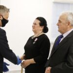 16.12.2020 Zagnańsk. Otwarcie wyremontowanej sali ślubów. Medale z okazji 50-lecia pożycia małżeńskiego wręczył wojewoda Zbigniew Koniusz. Państwo Helena i Zdzisław Wołek / Jarosław Kubalski / Radio Kielce