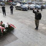 05.12.2020 Kielce. 153 rocznica urodzin Józefa Piłsudskiego. Złożenie kwiatów pod pomnikiem Marszałka na placu Wolności. Kwiaty składa senator Krzysztof Słoń / Jarosław Kubalski / Radio Kielce