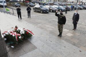 05.12.2020 Kielce. 153 rocznica urodzin Józefa Piłsudskiego. Złożenie kwiatów pod pomnikiem Marszałka na placu Wolności. Kwiaty składa senator Krzysztof Słoń / Jarosław Kubalski / Radio Kielce