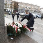 05.12.2020 Kielce. 153 rocznica urodzin Józefa Piłsudskiego. Złożenie kwiatów pod pomnikiem Marszałka na placu Wolności. Kwiaty składa senator Krzysztof Słoń / Jarosław Kubalski / Radio Kielce