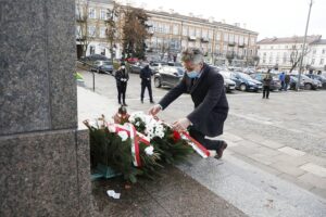 05.12.2020 Kielce. 153 rocznica urodzin Józefa Piłsudskiego. Złożenie kwiatów pod pomnikiem Marszałka na placu Wolności. Kwiaty składa senator Krzysztof Słoń / Jarosław Kubalski / Radio Kielce