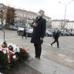 05.12.2020 Kielce. 153 rocznica urodzin Józefa Piłsudskiego. Złożenie kwiatów pod pomnikiem Marszałka na placu Wolności. Kwiaty składa senator Krzysztof Słoń / Jarosław Kubalski / Radio Kielce