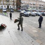 05.12.2020 Kielce. 153 rocznica urodzin Józefa Piłsudskiego. Złożenie kwiatów pod pomnikiem Marszałka na placu Wolności. Kwiaty składa wicewojewoda Rafał Nowak / Jarosław Kubalski / Radio Kielce