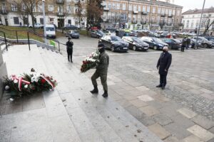 05.12.2020 Kielce. 153 rocznica urodzin Józefa Piłsudskiego. Złożenie kwiatów pod pomnikiem Marszałka na placu Wolności. Kwiaty składa wicewojewoda Rafał Nowak / Jarosław Kubalski / Radio Kielce