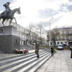 05.12.2020 Kielce. 153 rocznica urodzin Józefa Piłsudskiego. Złożenie kwiatów pod pomnikiem Marszałka na placu Wolności. Kwiaty składa wicewojewoda Rafał Nowak / Jarosław Kubalski / Radio Kielce