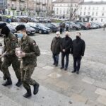05.12.2020 Kielce. 153 rocznica urodzin Józefa Piłsudskiego. Złożenie kwiatów pod pomnikiem Marszałka na placu Wolności. Kwiaty składają od lewej: Michał Daranowski, Witold Borowiec i Janusz Koza / Jarosław Kubalski / Radio Kielce