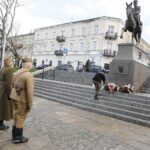 05.12.2020 Kielce. 153 rocznica urodzin Józefa Piłsudskiego. Złożenie kwiatów pod pomnikiem Marszałka na placu Wolności / Jarosław Kubalski / Radio Kielce