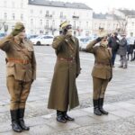 05.12.2020 Kielce. 153 rocznica urodzin Józefa Piłsudskiego. Złożenie kwiatów pod pomnikiem Marszałka na placu Wolności. Kwiaty składają od lewej: Zygmunt Pęksyk, Dionizy Krawczyński i Anna Urszula Woźniak - Stowarzyszenia Rekonstrukcji Historycznych "Jodła” / Jarosław Kubalski / Radio Kielce